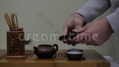 我打碎了<strong>普洱茶</strong>，把它放进一个陶土茶壶里。 中国茶道仪式